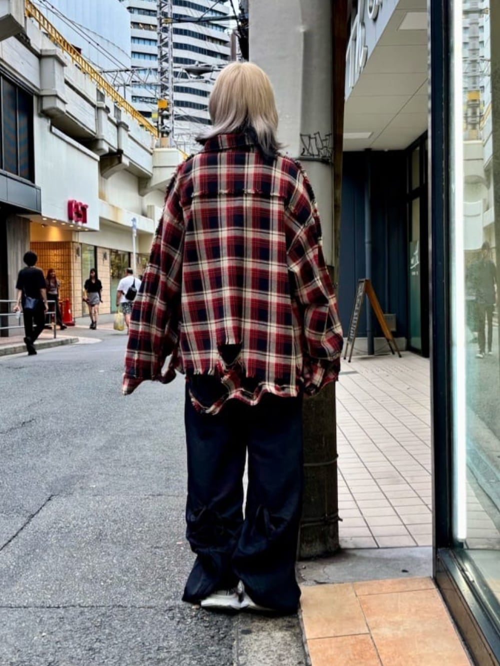 ブラック系のその他パンツ、レッド系のシャツ/ブラウスを着用したレディースの秋コーディネートの3枚目の写真