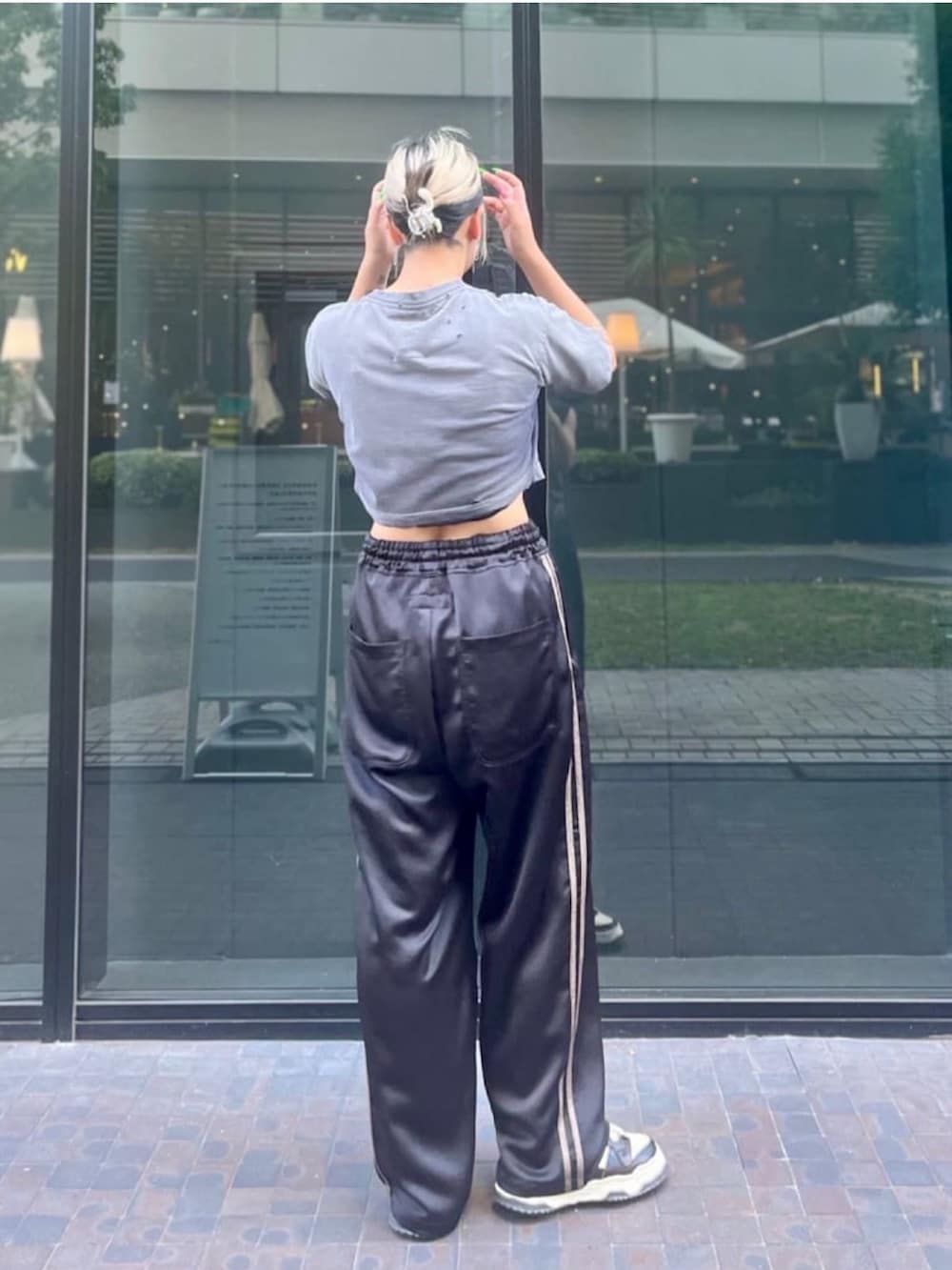 ブラック系のTシャツ/カットソー、ブラック系のパンツを着用したレディースの秋コーディネートの2枚目の写真