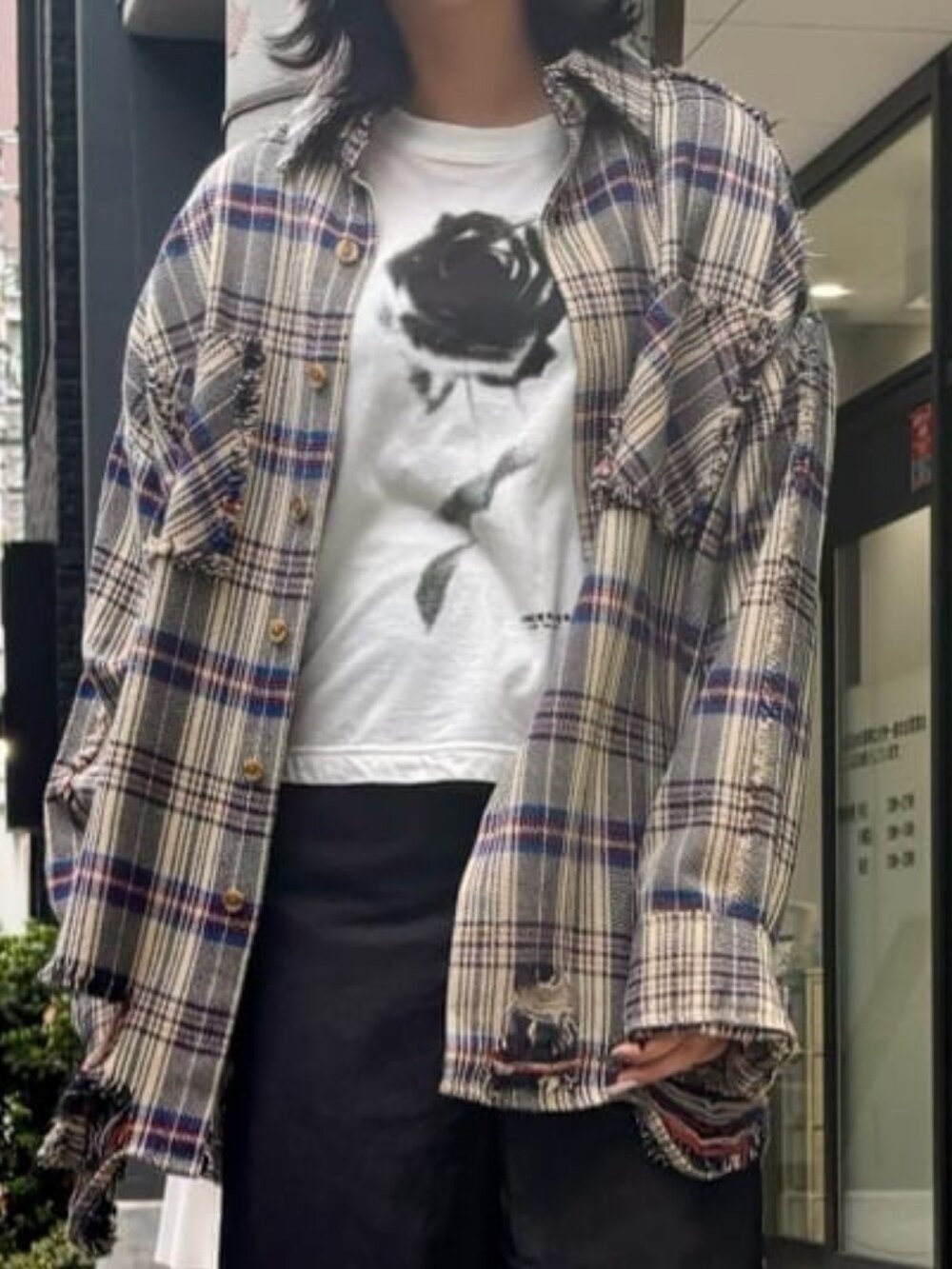 ブラック系のその他パンツ、ベージュ系のシャツ/ブラウスを着用したレディースの秋コーディネートの3枚目の写真