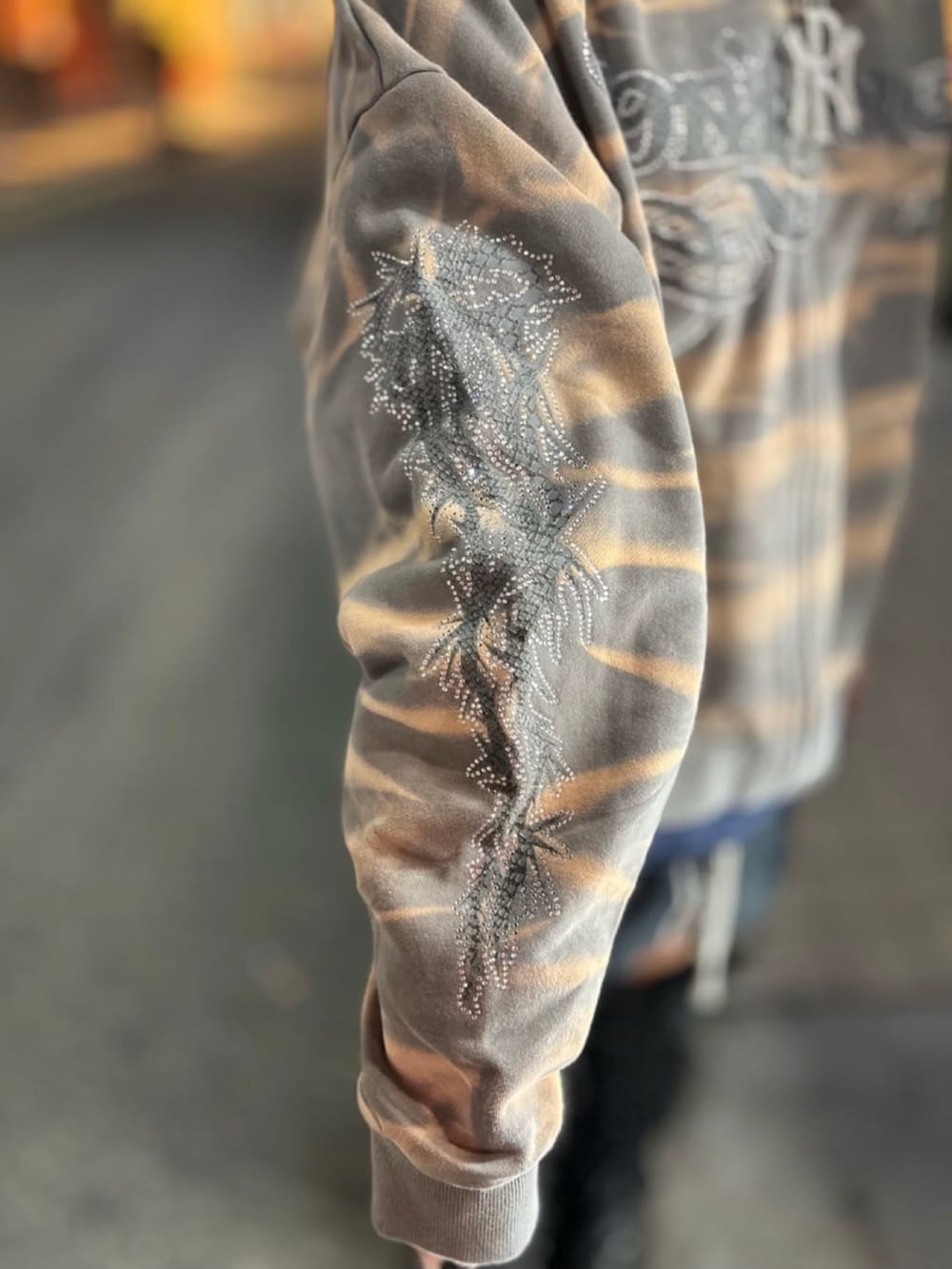 その他のパーカー、ブラック系のニットキャップ/ビーニーを着用したレディースの冬コーディネートの5枚目の写真