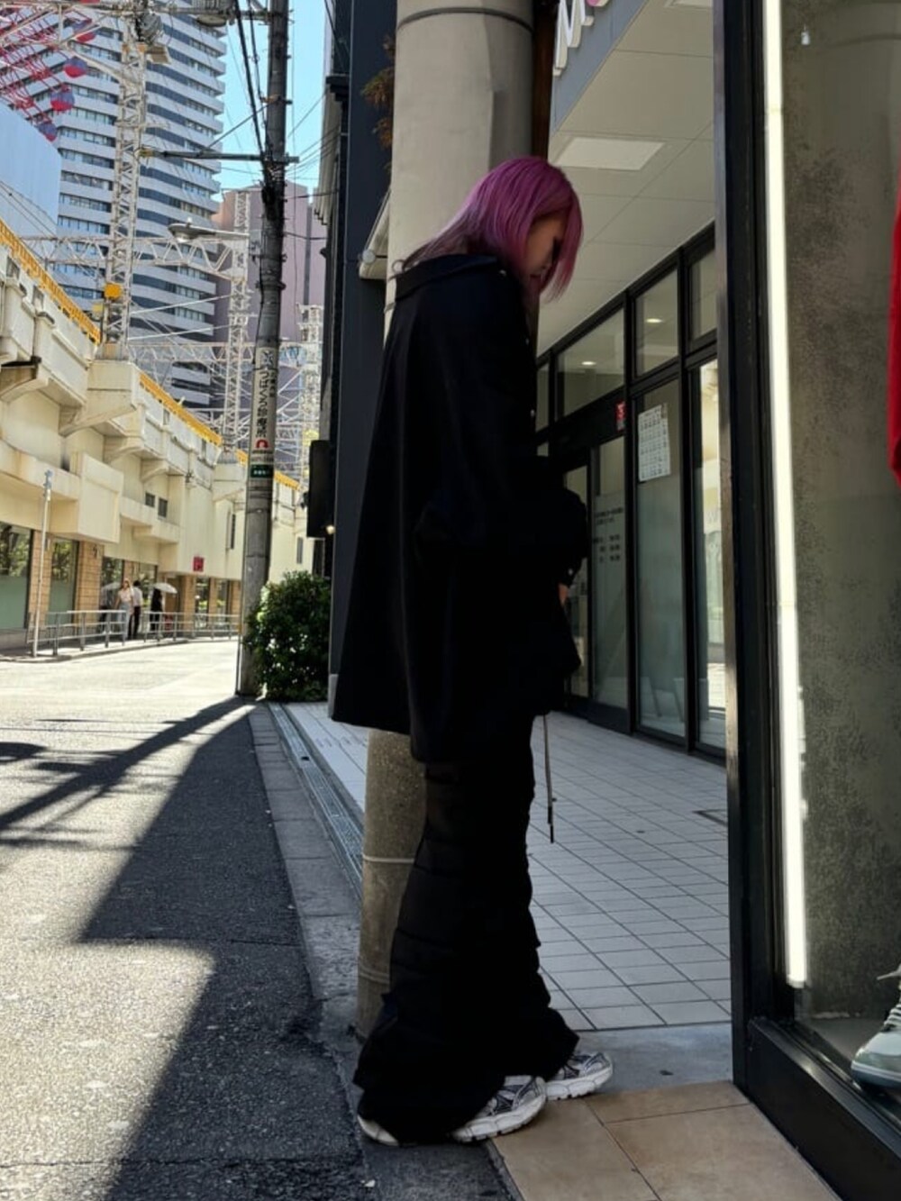 ブラック系のその他パンツ、ブラック系のシャツ/ブラウスを着用したレディースの春コーディネートの3枚目の写真