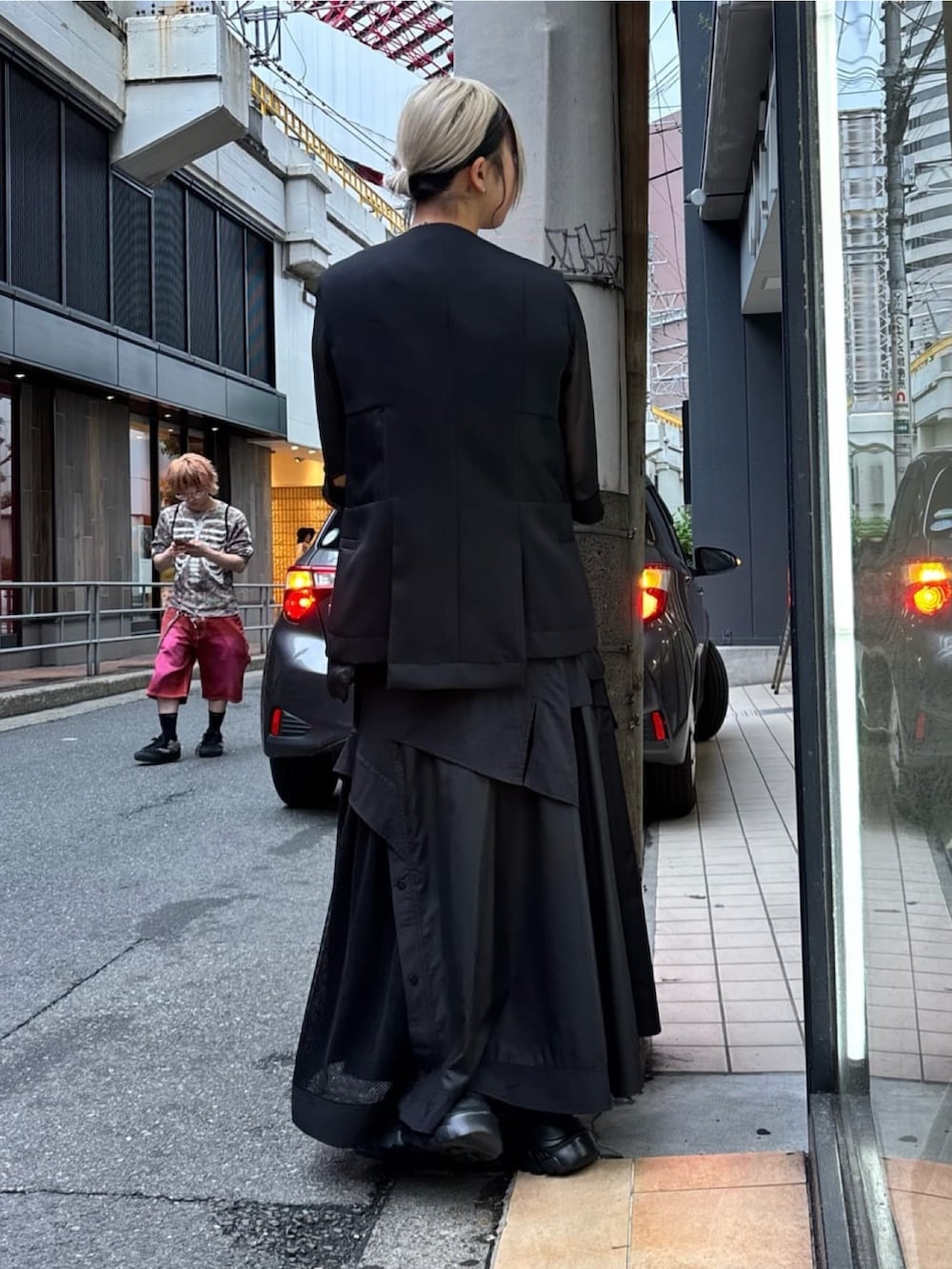 ブラック系のベスト、ブラック系のTシャツ/カットソー、ブラック系のスカートを着用したレディースの夏コーディネートの3枚目の写真