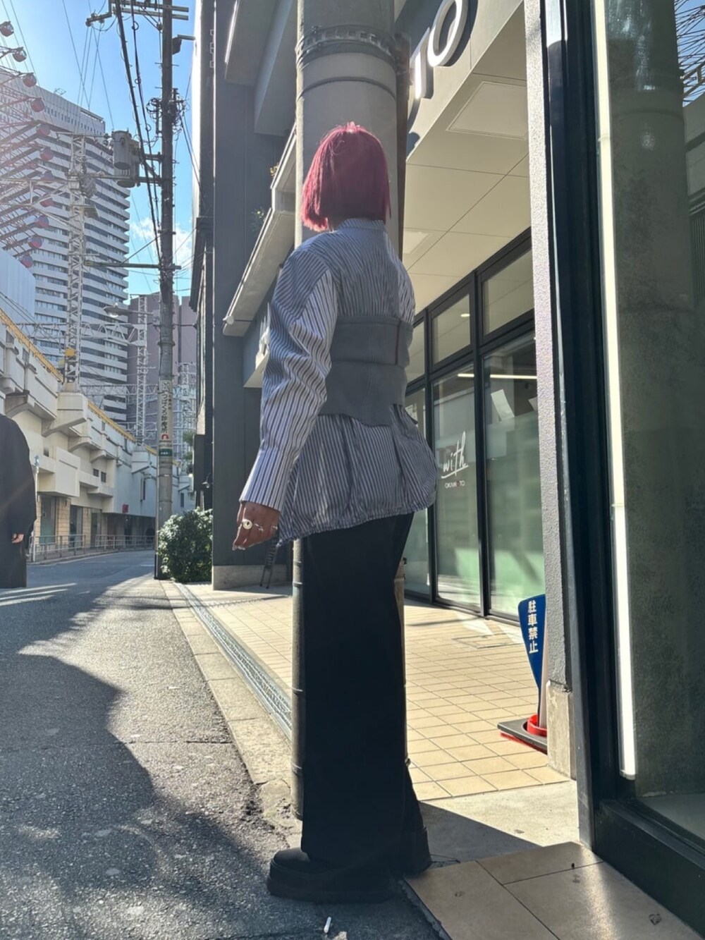 グレー系のシャツ/ブラウスを着用したレディースの春コーディネートの2枚目の写真