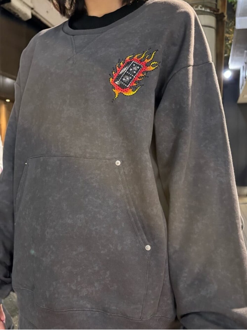 グレー系のスウェット、グレー系のスウェットパンツを着用したレディースの秋コーディネートの4枚目の写真