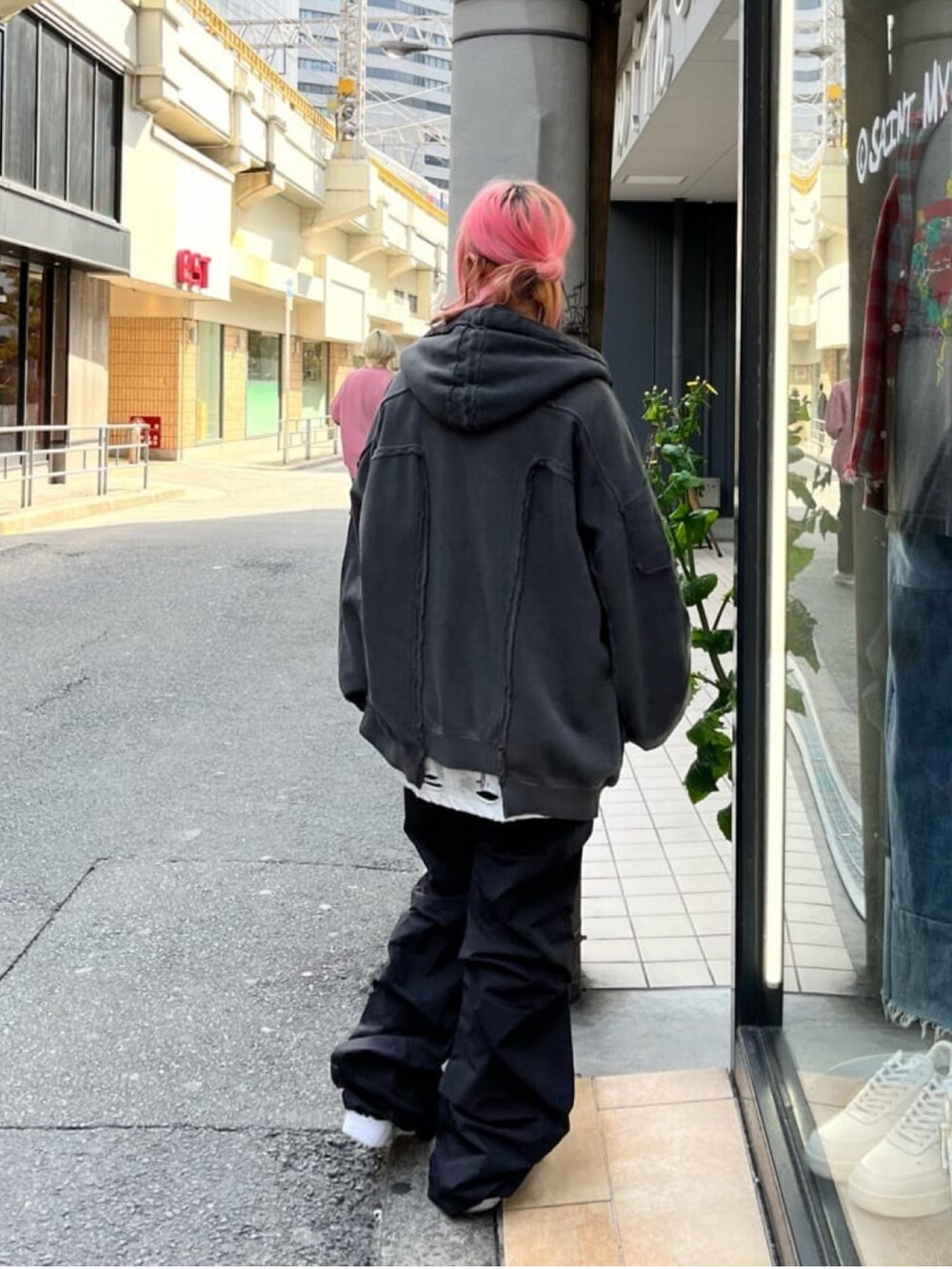 グレー系のTシャツ/カットソー、グレー系のパーカー、ブラック系のその他パンツを着用したレディースの春コーディネートの3枚目の写真