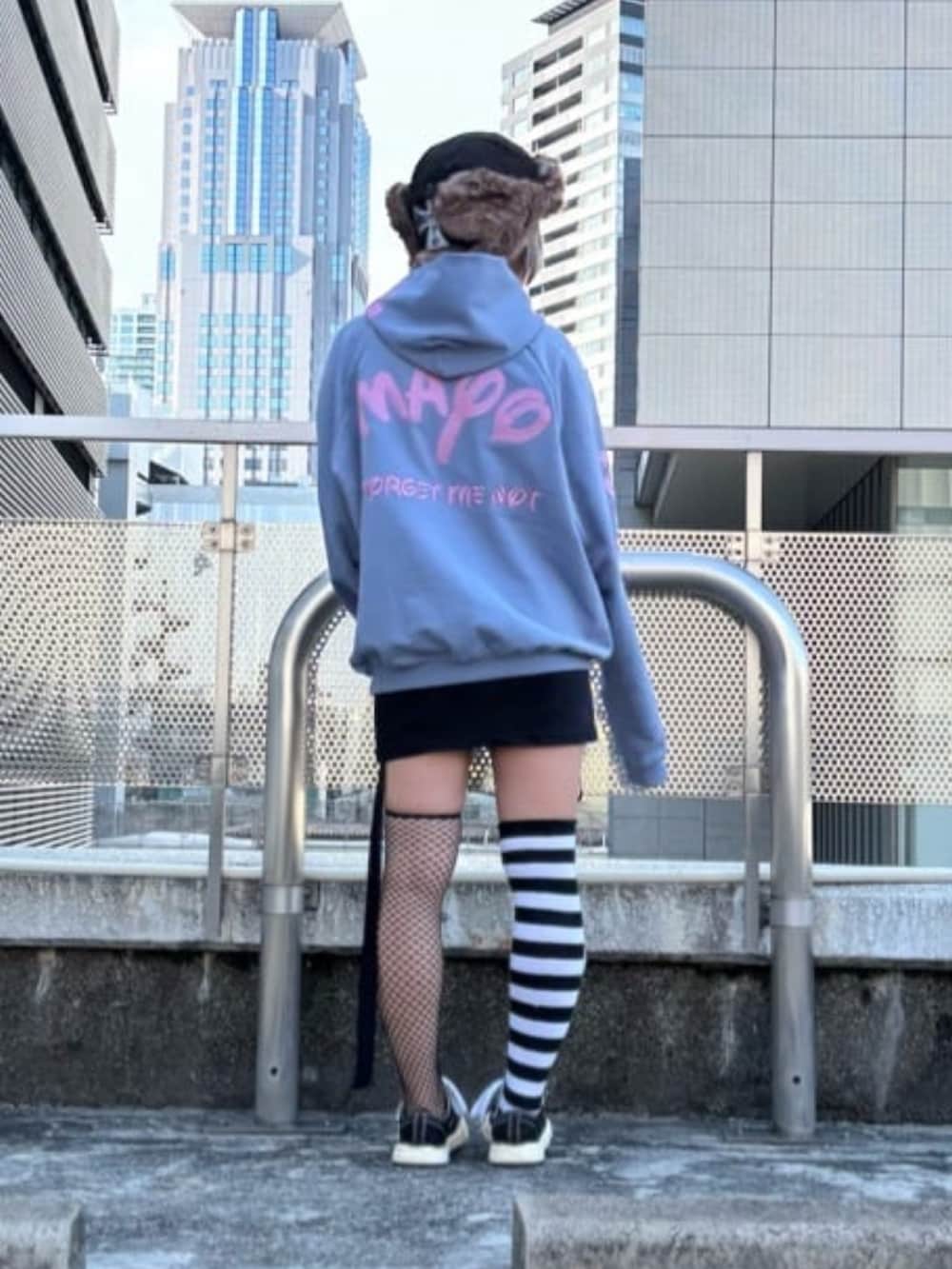 ブルー系のパーカー、ブラック系のニットキャップ/ビーニーを着用したレディースの秋コーディネートの4枚目の写真