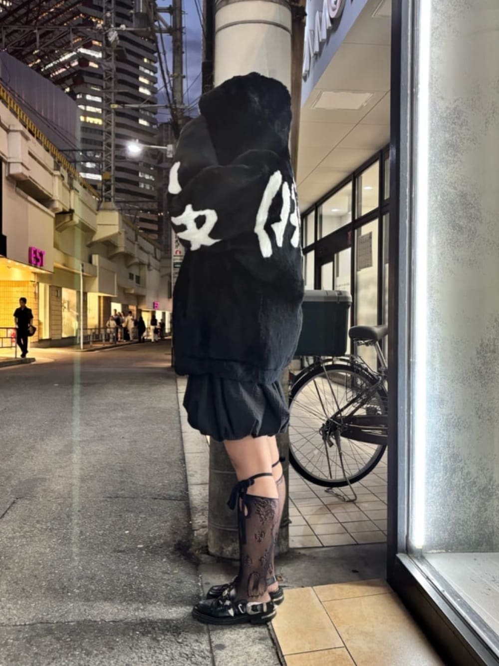 ブラック系のブルゾンを着用したレディースの秋コーディネートの4枚目の写真