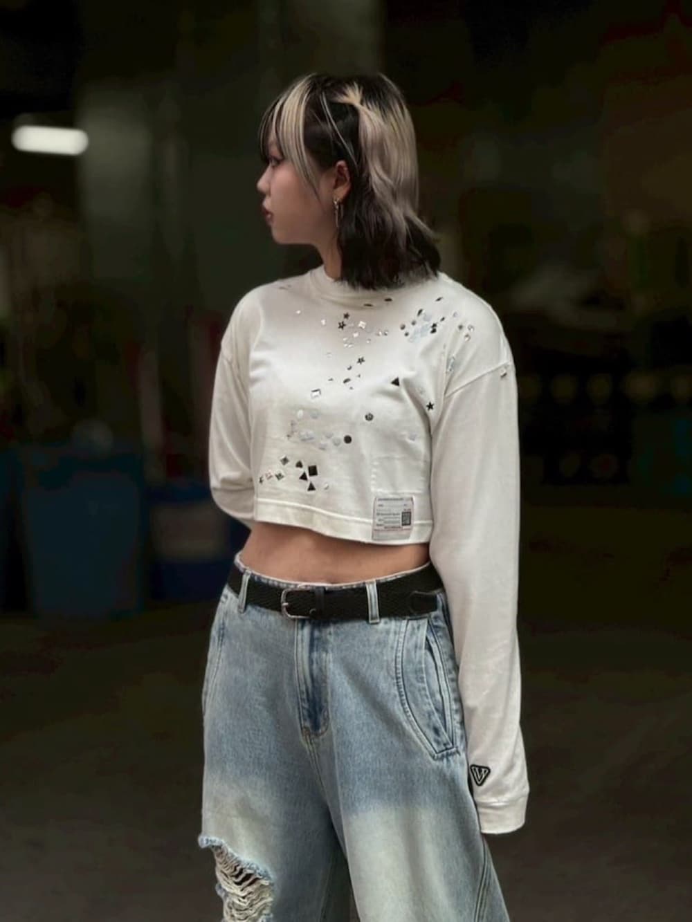 ブルー系のパンツ、ホワイト系のTシャツ/カットソーを着用したレディースの秋コーディネートの4枚目の写真