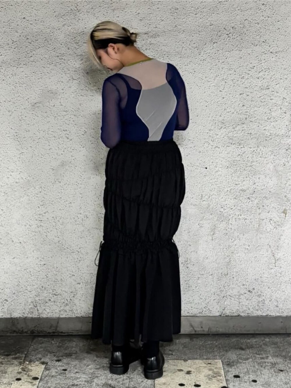 ブルー系のTシャツ/カットソー、ブラック系のスカートを着用したレディースの夏コーディネートの3枚目の写真