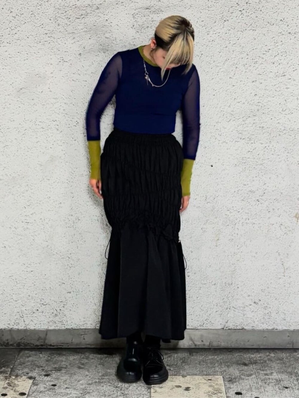 ブルー系のTシャツ/カットソー、ブラック系のスカートを着用したレディースの夏コーディネートの2枚目の写真