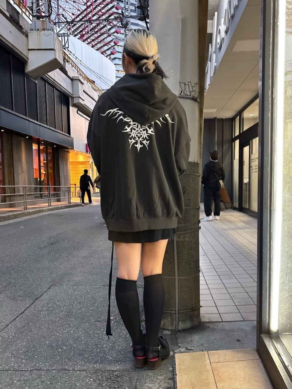 ブラック系のパーカーを着用したレディースの冬コーディネートの3枚目の写真