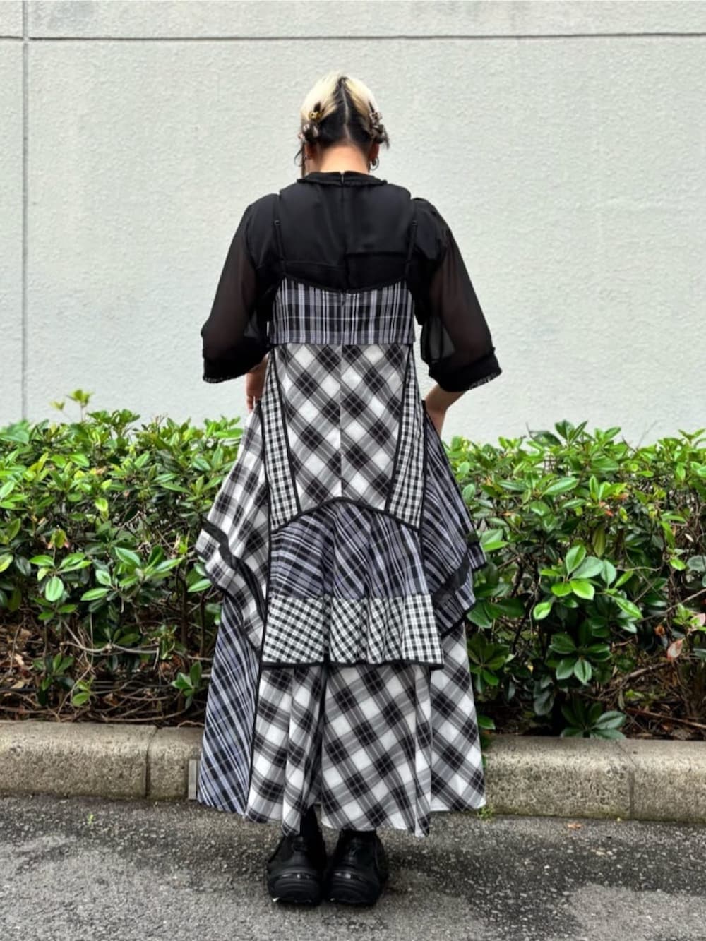 ブラック系のTシャツ/カットソー、ブラック系のワンピース、ブラック系のシューズを着用したレディースの夏コーディネートの3枚目の写真