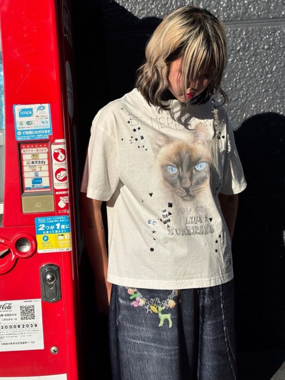 ブラック系のスニーカー、ブルー系のパンツ、ホワイト系のTシャツ/カットソーを着用したレディースの秋コーディネートの3枚目の写真