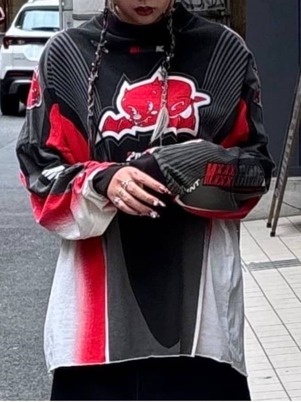 ホワイト系のスニーカーを着用したレディースの秋コーディネートの5枚目の写真