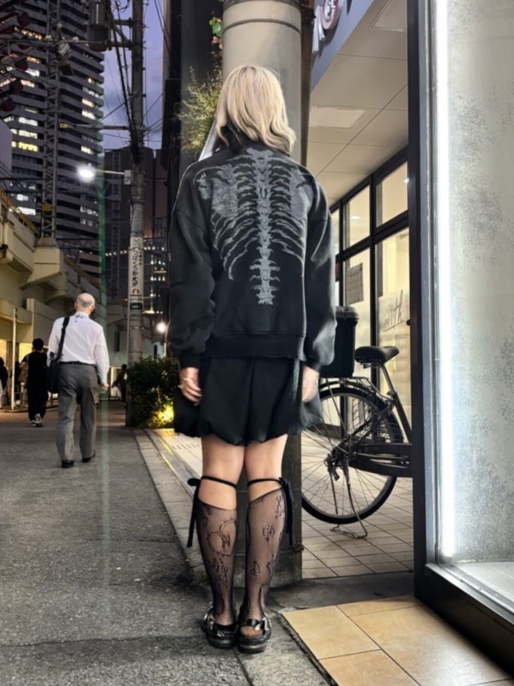 ブラック系のMA-1を着用したレディースの秋コーディネートの2枚目の写真