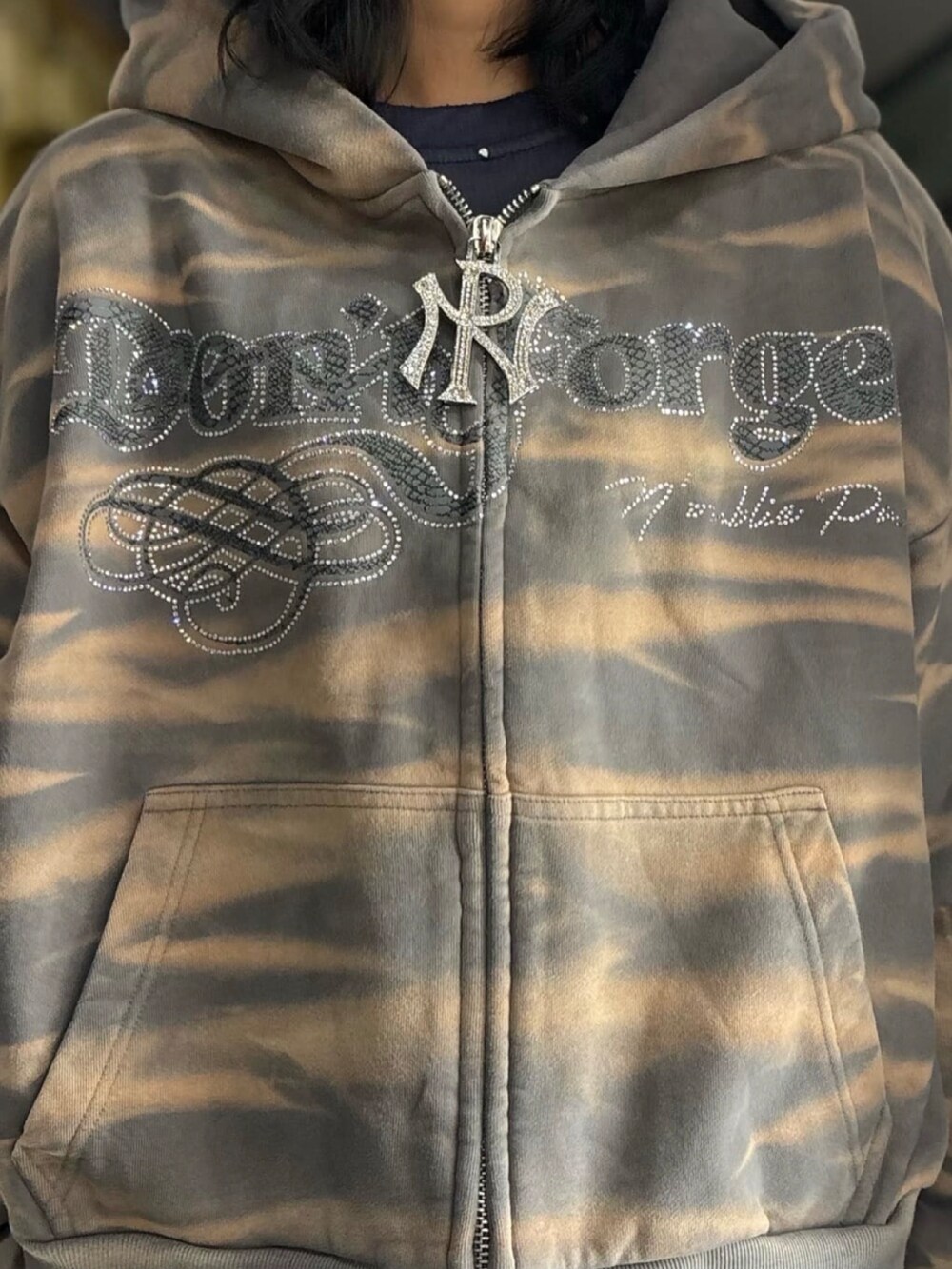 その他のパーカー、ブラック系のニットキャップ/ビーニーを着用したレディースの冬コーディネートの4枚目の写真