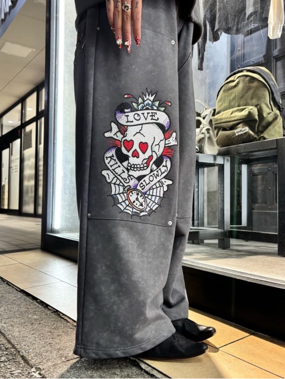 グレー系のパーカー、グレー系のスウェットパンツを着用したレディースの秋コーディネートの7枚目の写真