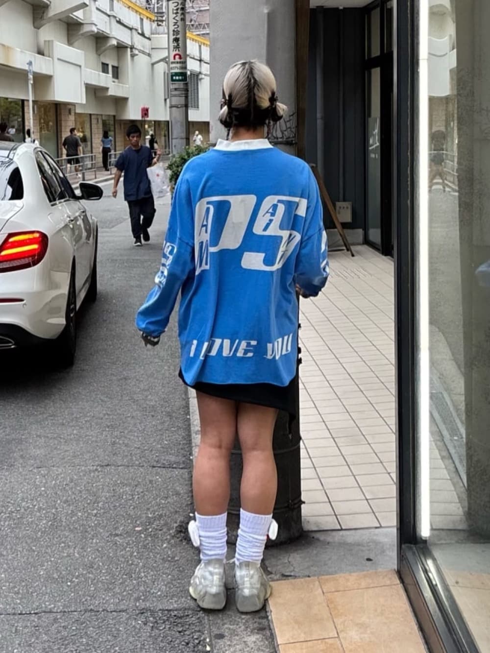 ブルー系のトップス、ホワイト系のスニーカーを着用したレディースの秋コーディネートの3枚目の写真