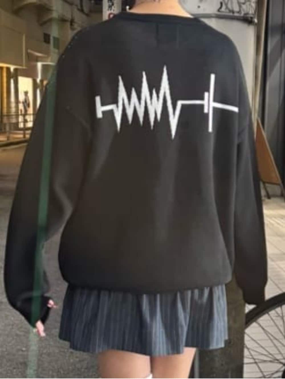 ブラック系のニット/セーターを着用したレディースの秋コーディネートの5枚目の写真