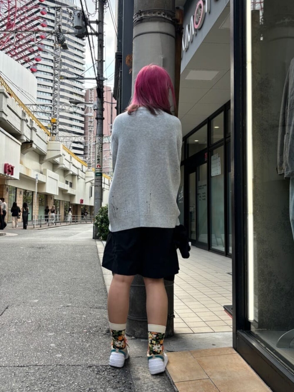 グレー系のニット/セーターを着用したレディースの春コーディネートの3枚目の写真