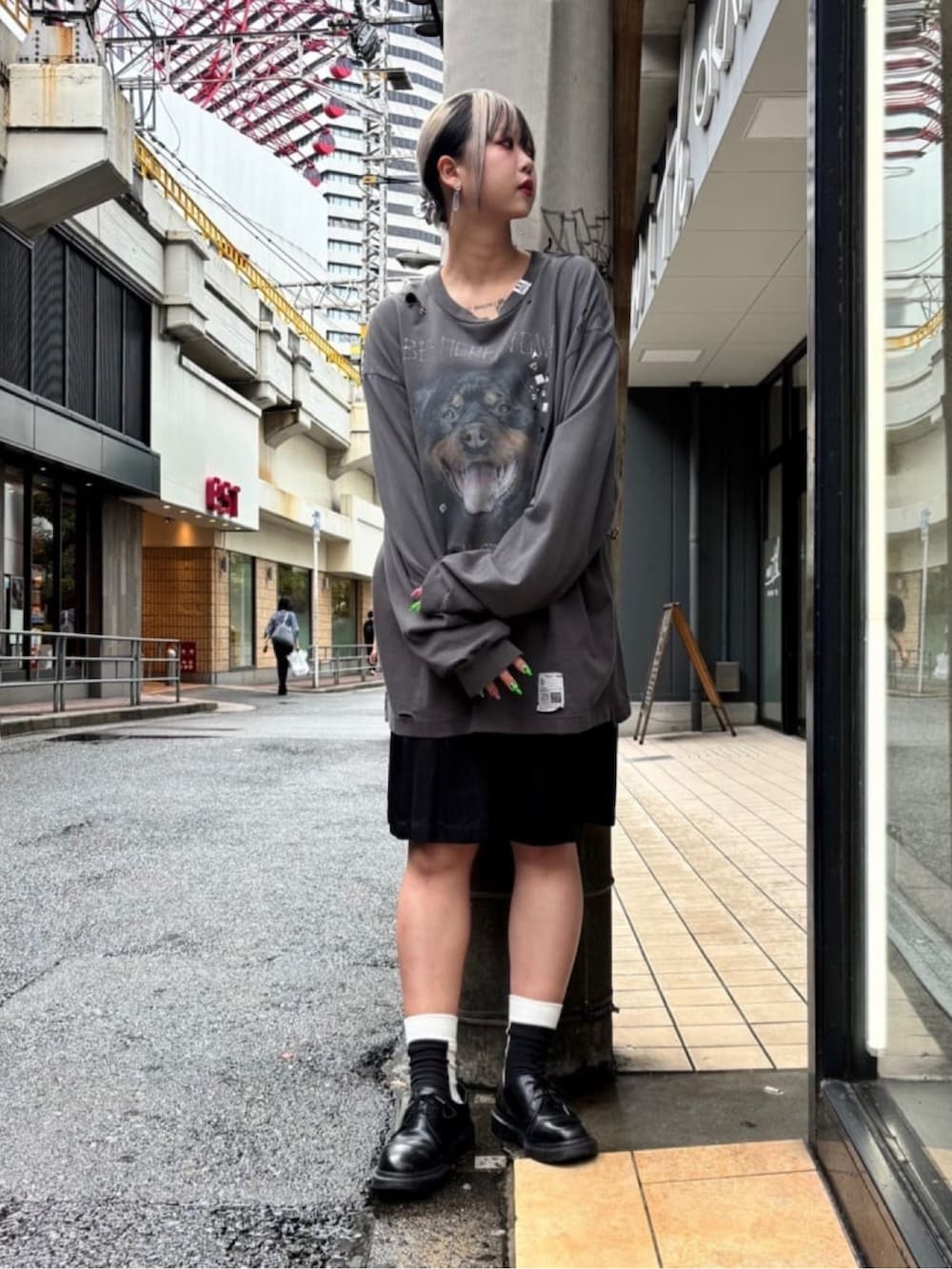 ブラック系のTシャツ/カットソーを着用したレディースの秋コーディネートの2枚目の写真