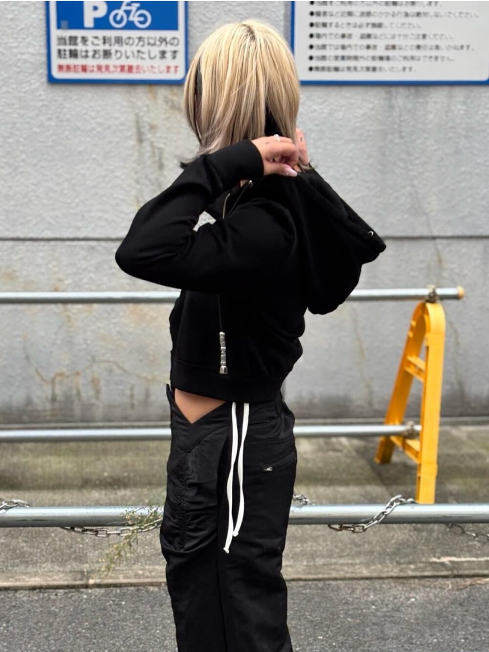 ブラック系のその他パンツ、ホワイト系のTシャツ/カットソー、ブラック系のパーカーを着用したレディースの秋コーディネートの5枚目の写真