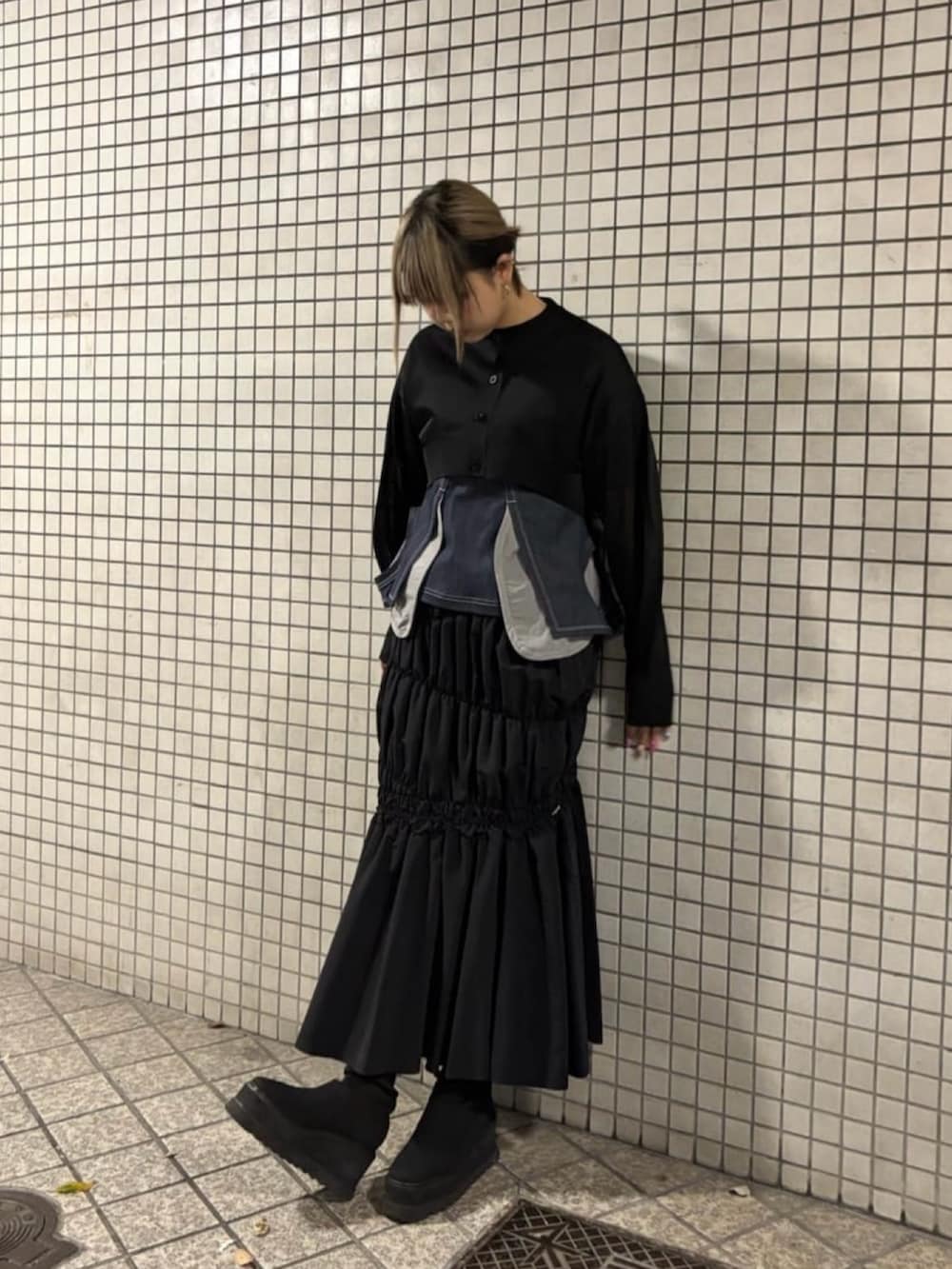 ブラック系のカーディガン/ボレロ、ブルー系のTシャツ/カットソー、ブラック系のスカートを着用したレディースの春コーディネートの2枚目の写真