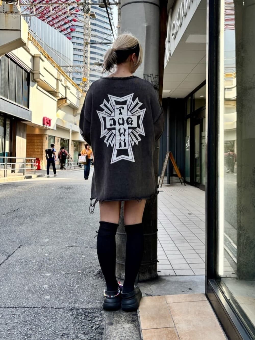 グレー系のニット/セーターを着用したレディースの秋コーディネートの4枚目の写真