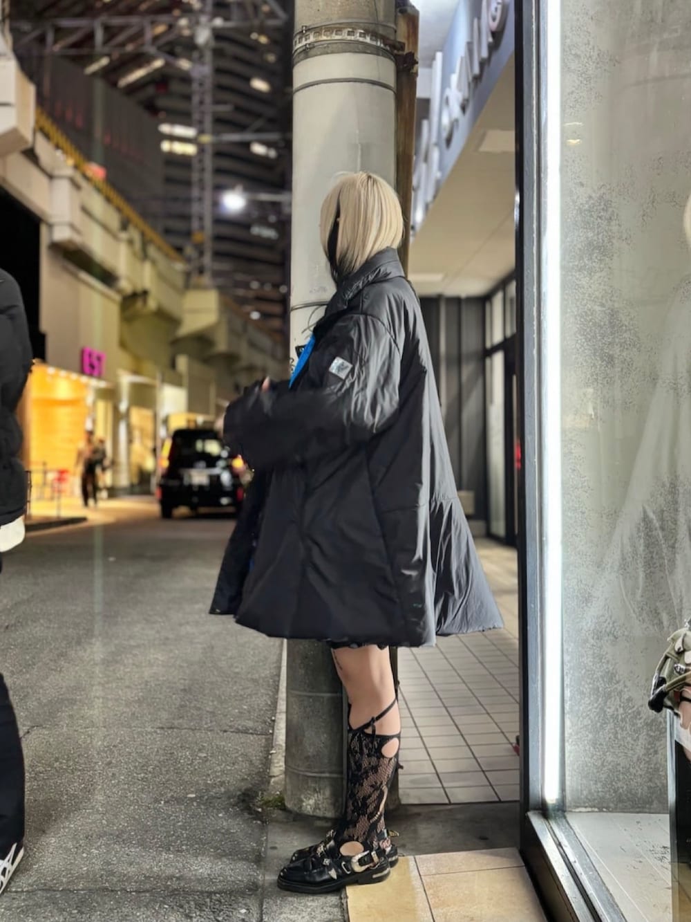 ブラック系のスウェット、ブラック系のその他アウターを着用したレディースの冬コーディネートの2枚目の写真