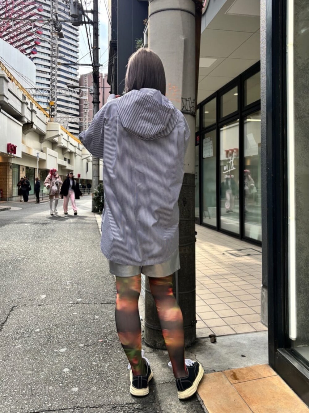 ブラック系のスニーカー、ブルー系のシャツ/ブラウスを着用したレディースの春コーディネートの3枚目の写真