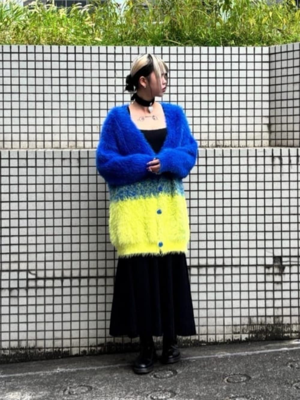 ブルー系のカーディガン/ボレロを着用したレディースの秋コーディネートの2枚目の写真