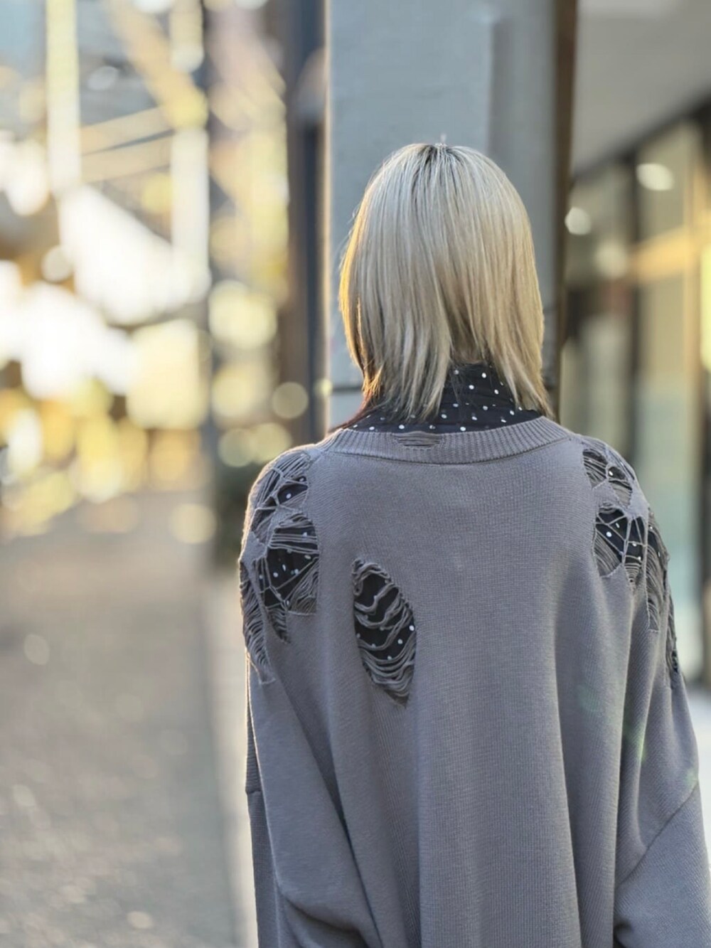 ブラック系のスニーカー、グレー系のニット/セーター、ブラック系のシャツ/ブラウスを着用したレディースの冬コーディネートの5枚目の写真