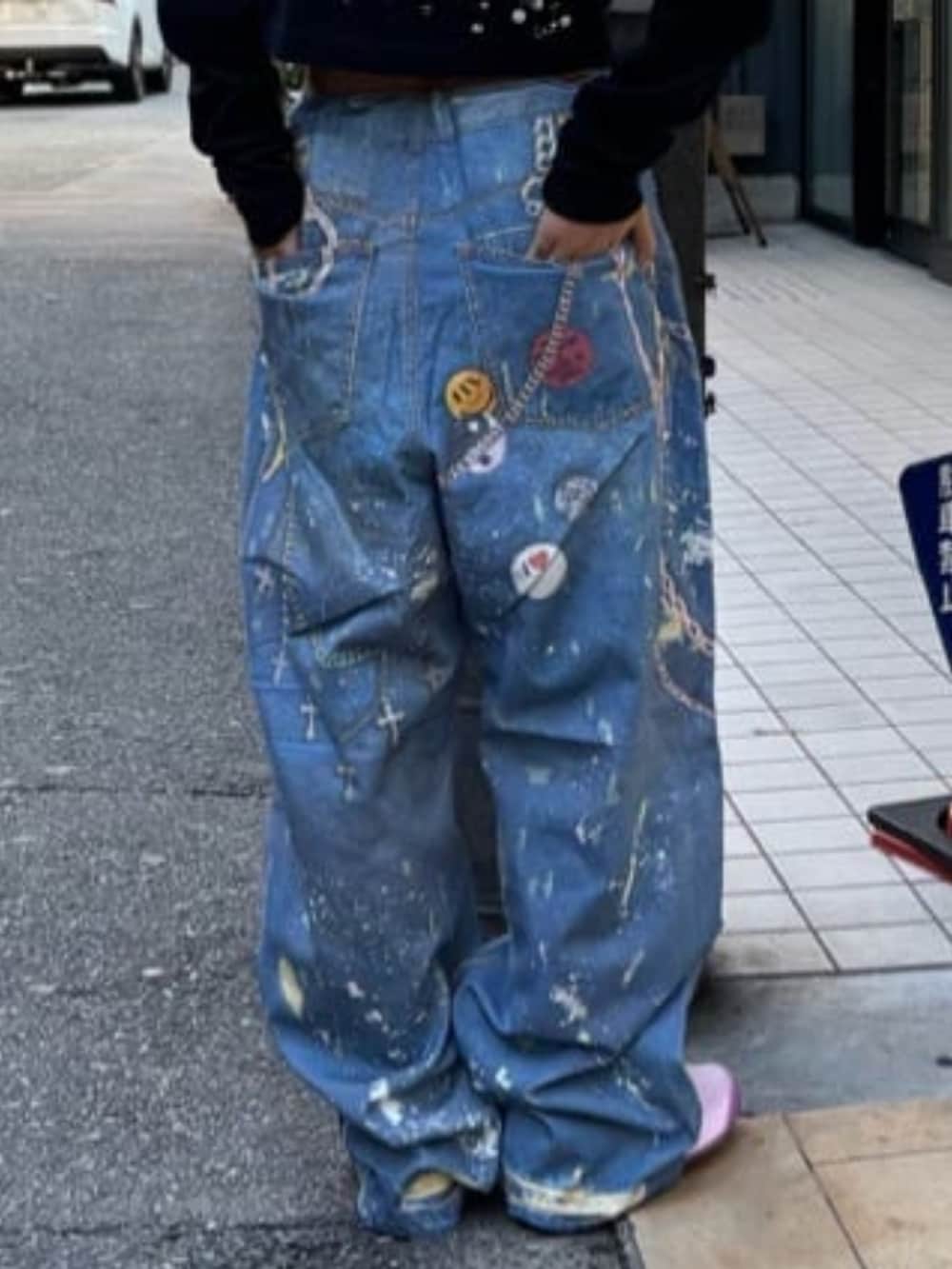 その他のデニムパンツ、ブラック系のTシャツ/カットソーを着用したレディースの秋コーディネートの5枚目の写真