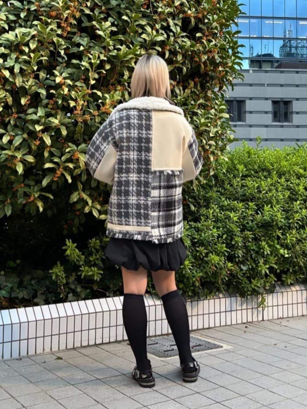 ホワイト系のブルゾン、ホワイト系のTシャツ/カットソーを着用したレディースの冬コーディネートの5枚目の写真