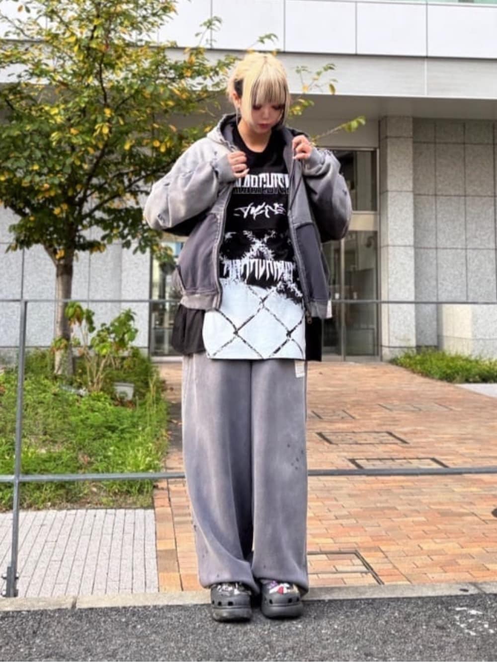 ブラック系のカーゴパンツ、ブラック系のパーカーを着用したレディースの秋コーディネートの2枚目の写真