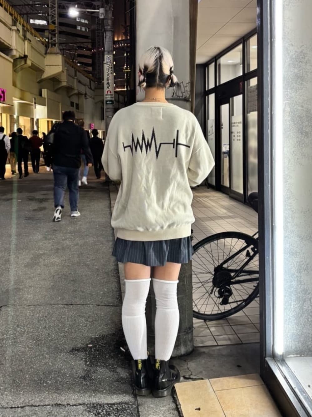 ベージュ系のニット/セーターを着用したレディースの秋コーディネートの3枚目の写真