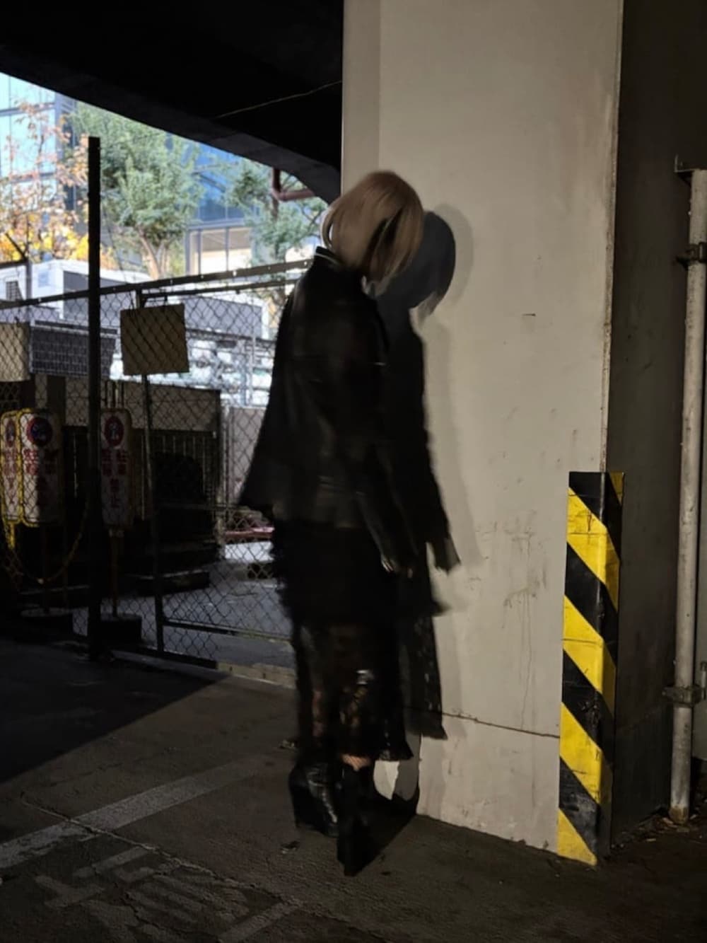 ブラック系のスカート、ブラック系のジャケット/アウター、ブラック系のキャミソールを着用したレディースの冬コーディネートの4枚目の写真