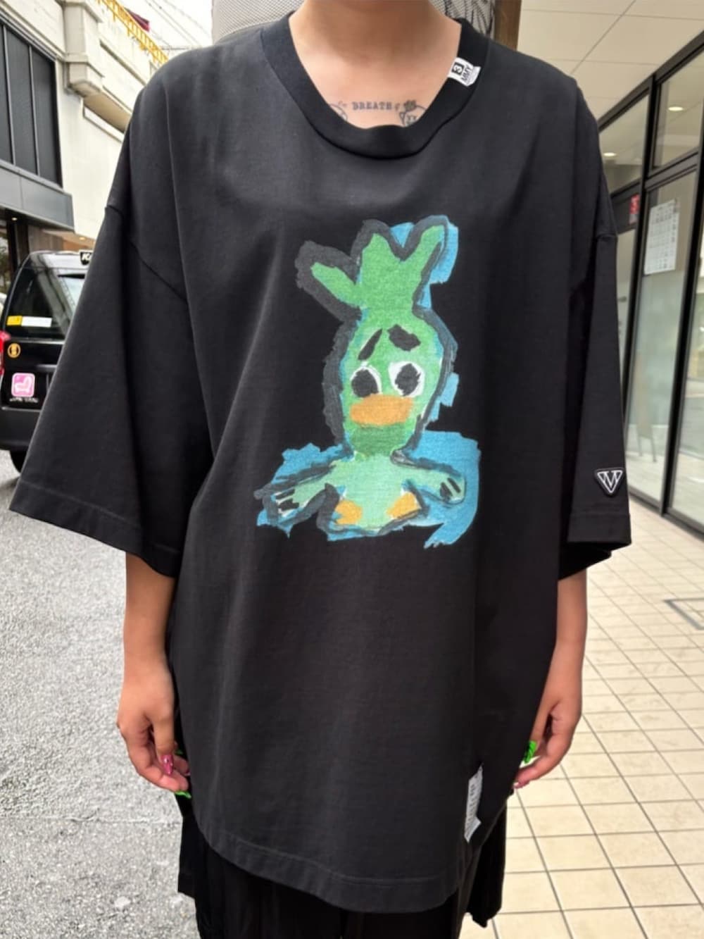ブラック系のTシャツ/カットソーを着用したレディースの秋コーディネートの3枚目の写真