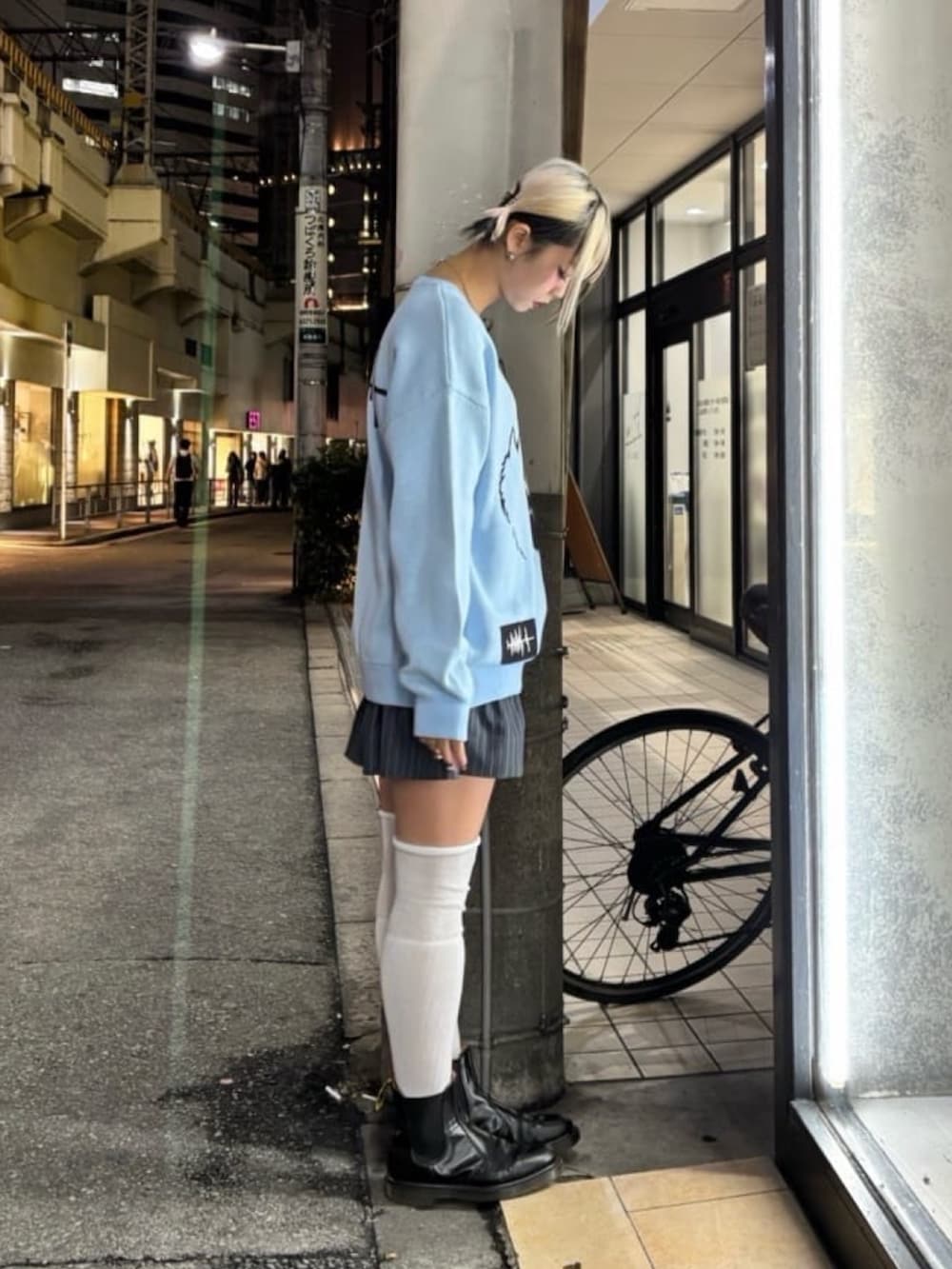 ブルー系のニット/セーターを着用したレディースの秋コーディネートの2枚目の写真