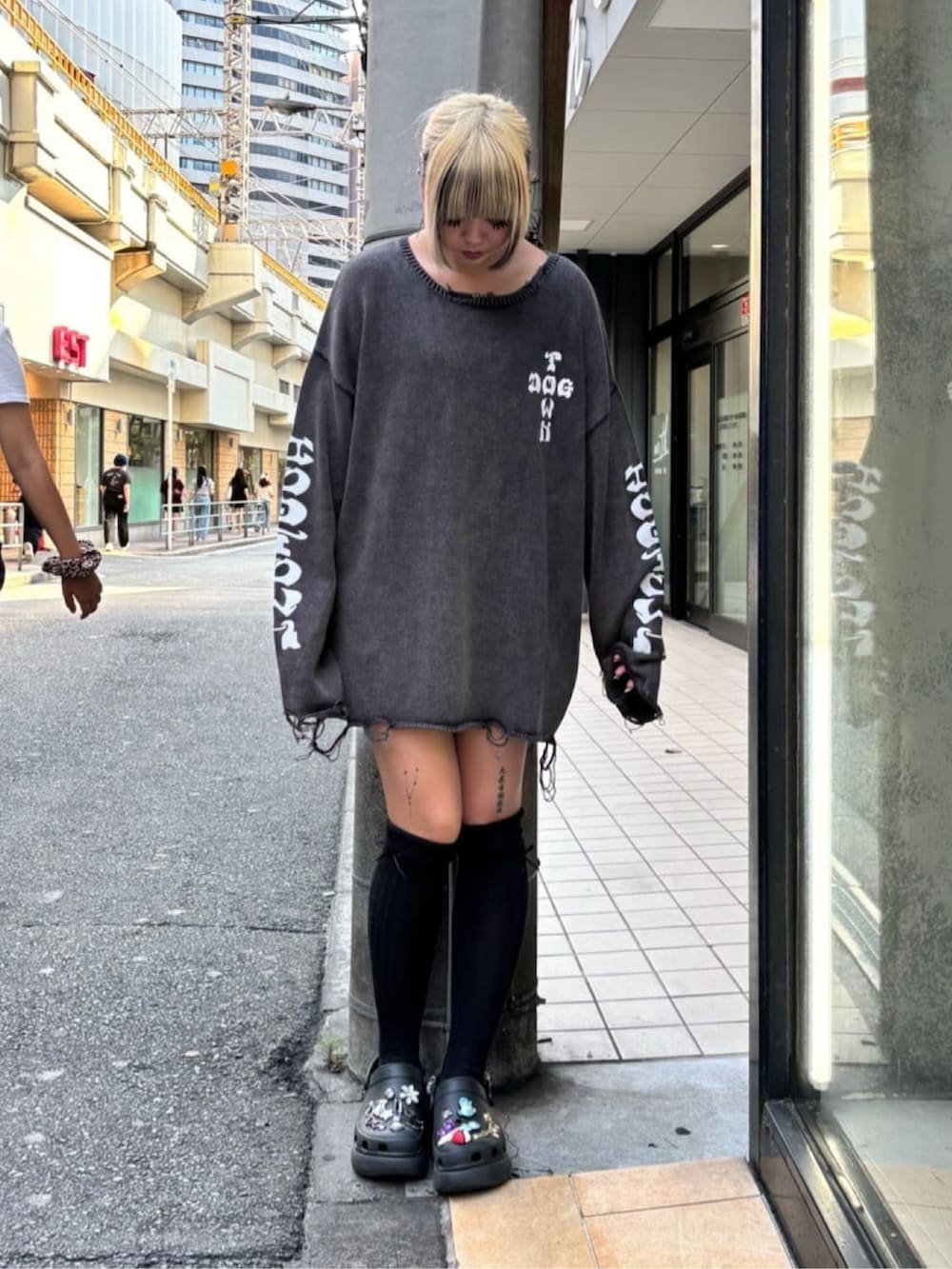 グレー系のニット/セーターを着用したレディースの秋コーディネートの2枚目の写真