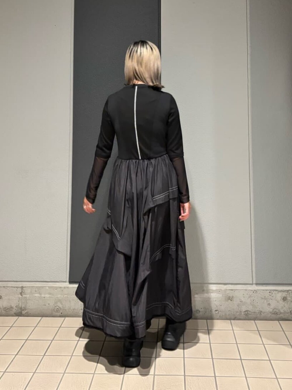 ブラック系のワンピース、ブラック系のローファーを着用したレディースの秋コーディネートの4枚目の写真