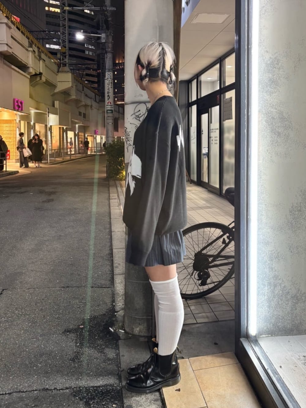 ブラック系のニット/セーターを着用したレディースの秋コーディネートの2枚目の写真