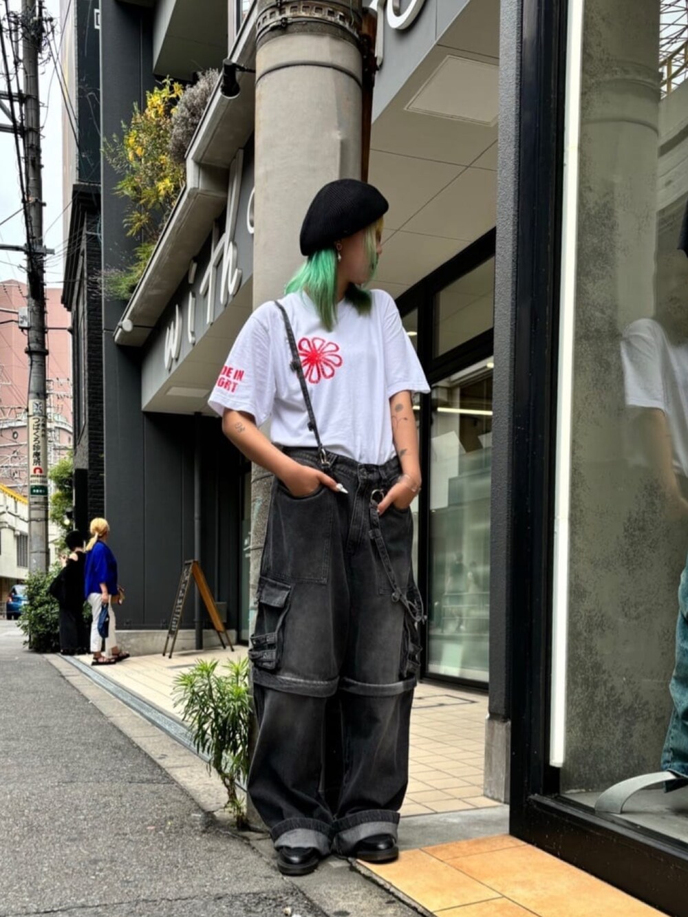 ブラック系のパンツ、ホワイト系のTシャツ/カットソーを着用したレディースの春コーディネートの2枚目の写真