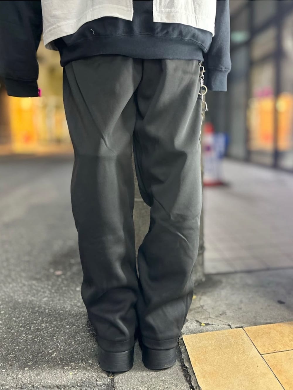 ブラック系のトップス、ブラック系のスウェットパンツを着用したレディースの冬コーディネートの5枚目の写真