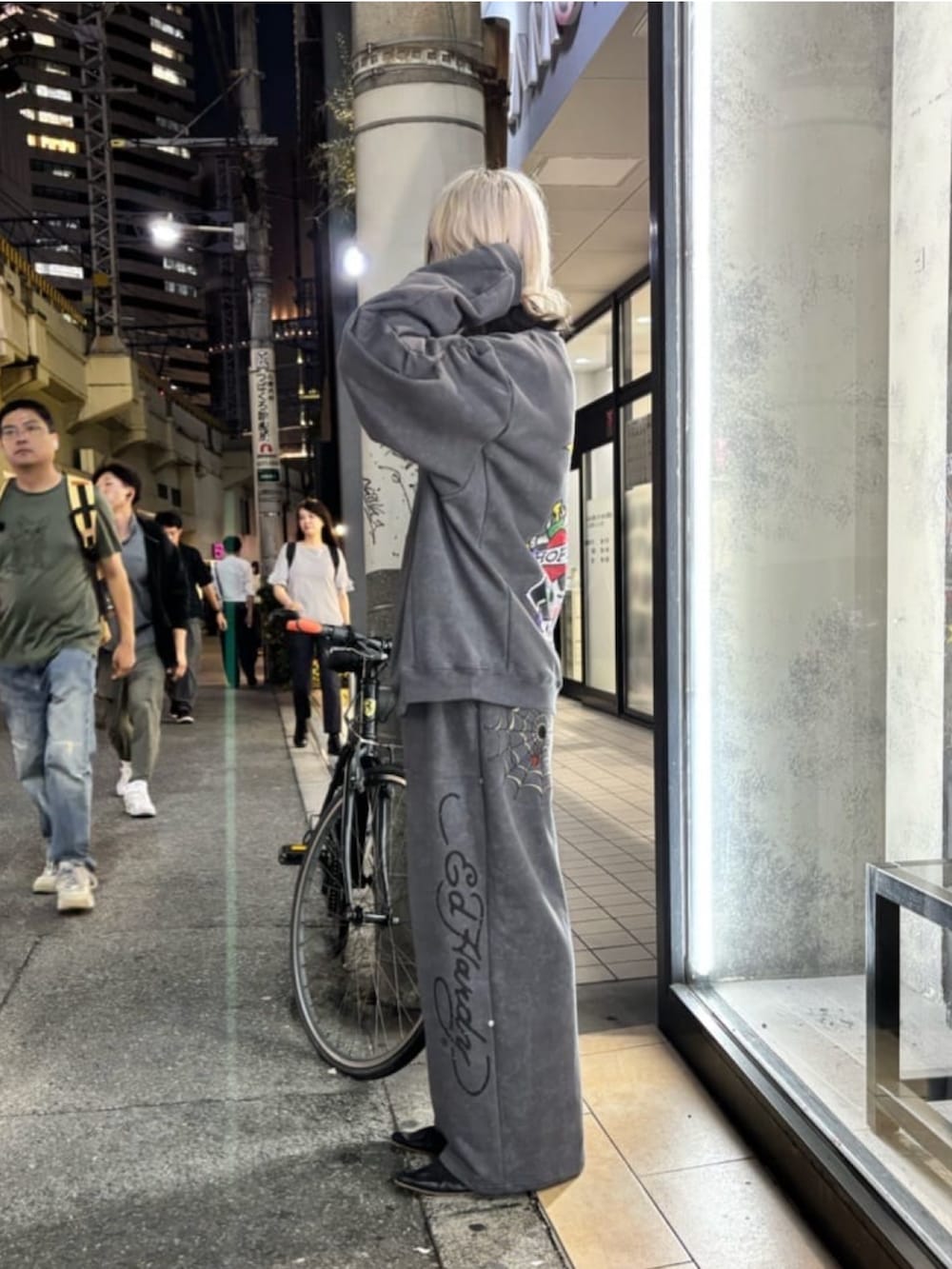 グレー系のスウェット、グレー系のスウェットパンツを着用したレディースの秋コーディネートの2枚目の写真