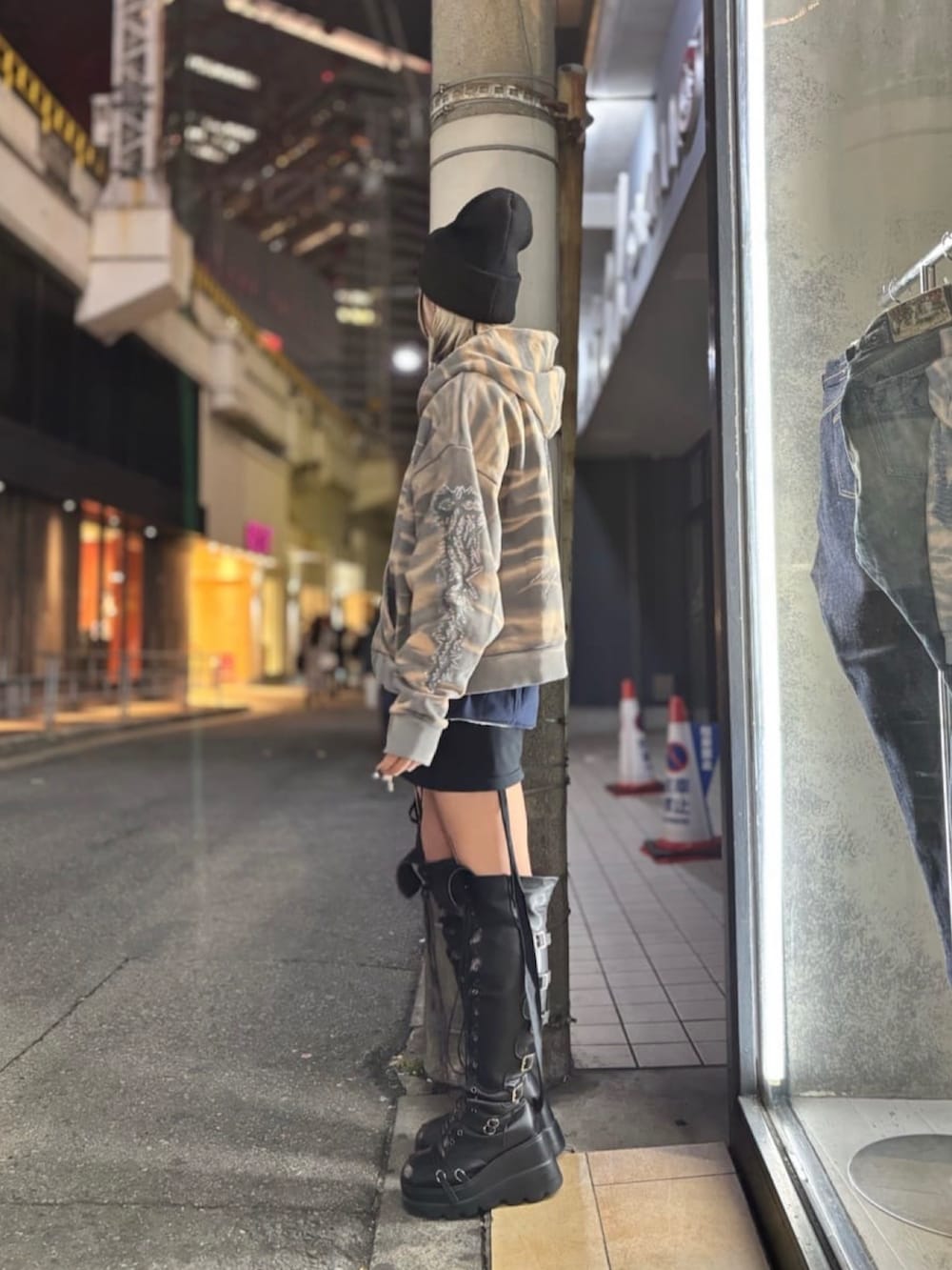 その他のパーカー、ブラック系のニットキャップ/ビーニーを着用したレディースの冬コーディネートの2枚目の写真