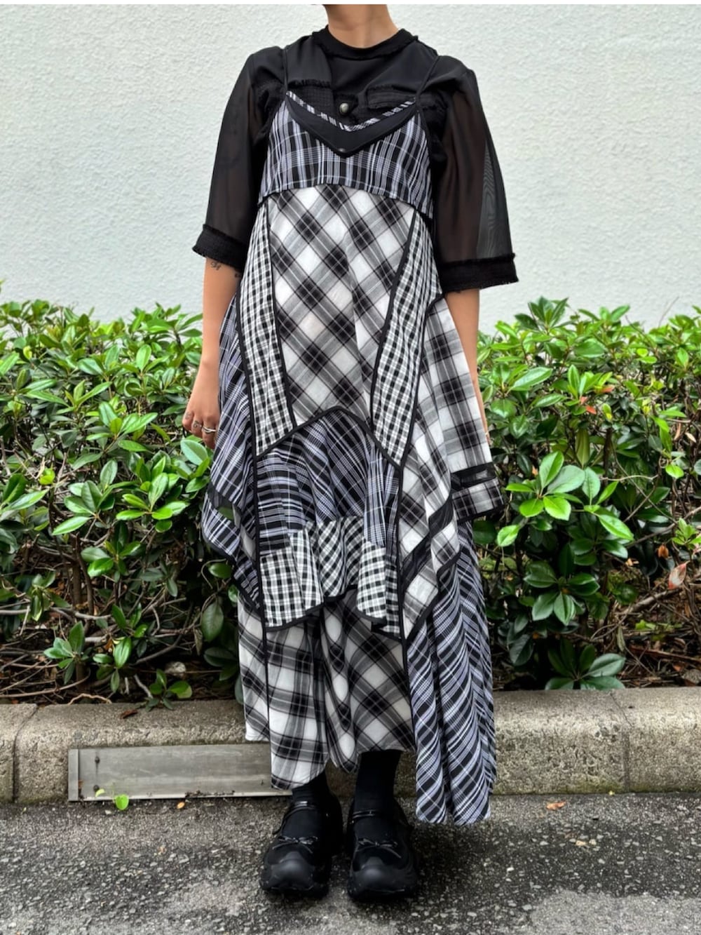 ブラック系のTシャツ/カットソー、ブラック系のワンピース、ブラック系のシューズを着用したレディースの夏コーディネートの4枚目の写真