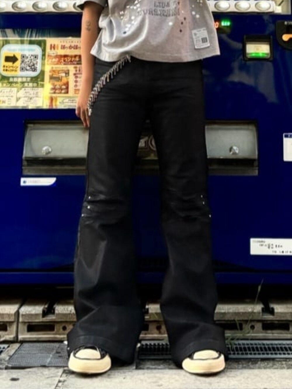 ブラック系のパンツ、ブラック系のスニーカー、グレー系のTシャツ/カットソーを着用したレディースの秋コーディネートの2枚目の写真