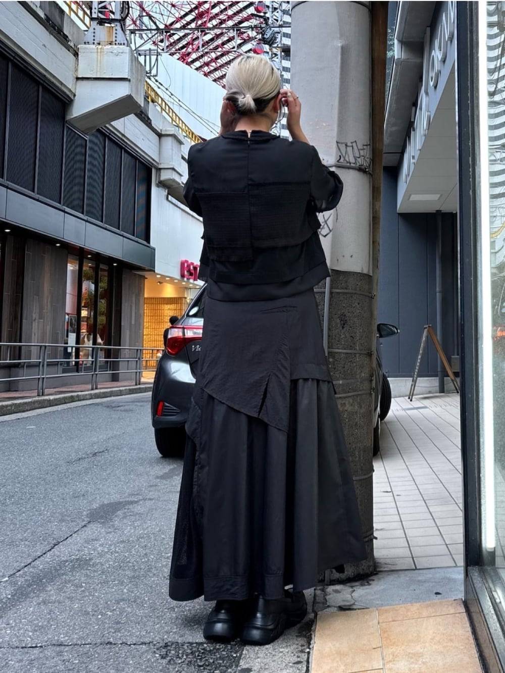 ブラック系のスカート、ブラック系のTシャツ/カットソー、ブラック系のローファーを着用したレディースの夏コーディネートの3枚目の写真