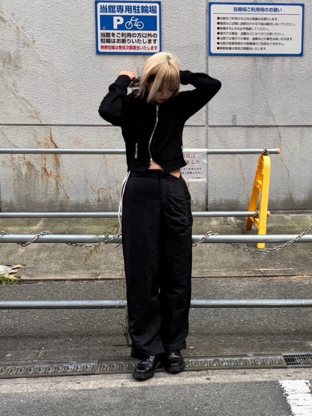 ブラック系のその他パンツ、ホワイト系のTシャツ/カットソー、ブラック系のパーカーを着用したレディースの秋コーディネートの3枚目の写真